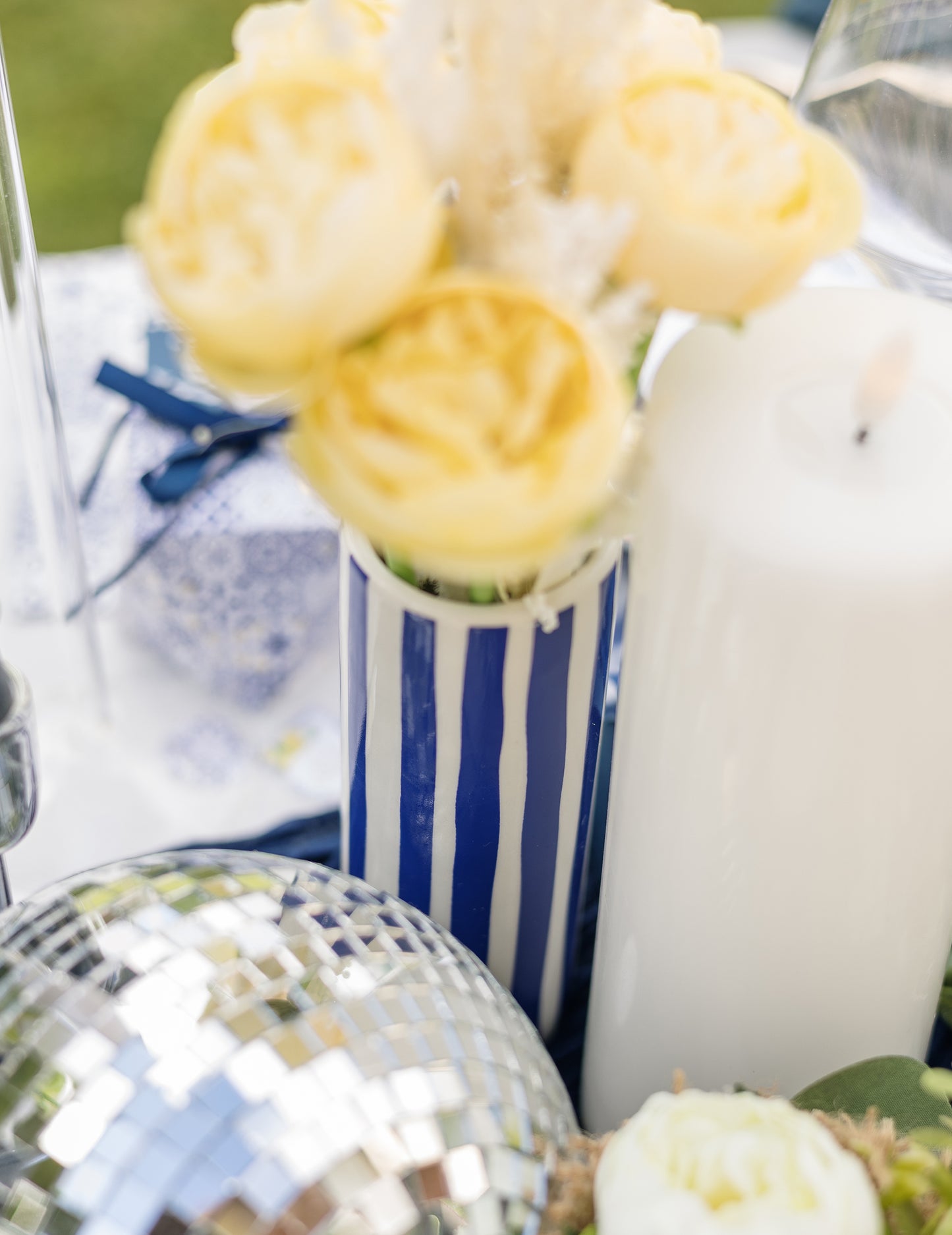 Keramička vaza kraljevsko plave i bijele boje s prugama 5,5x16cm 