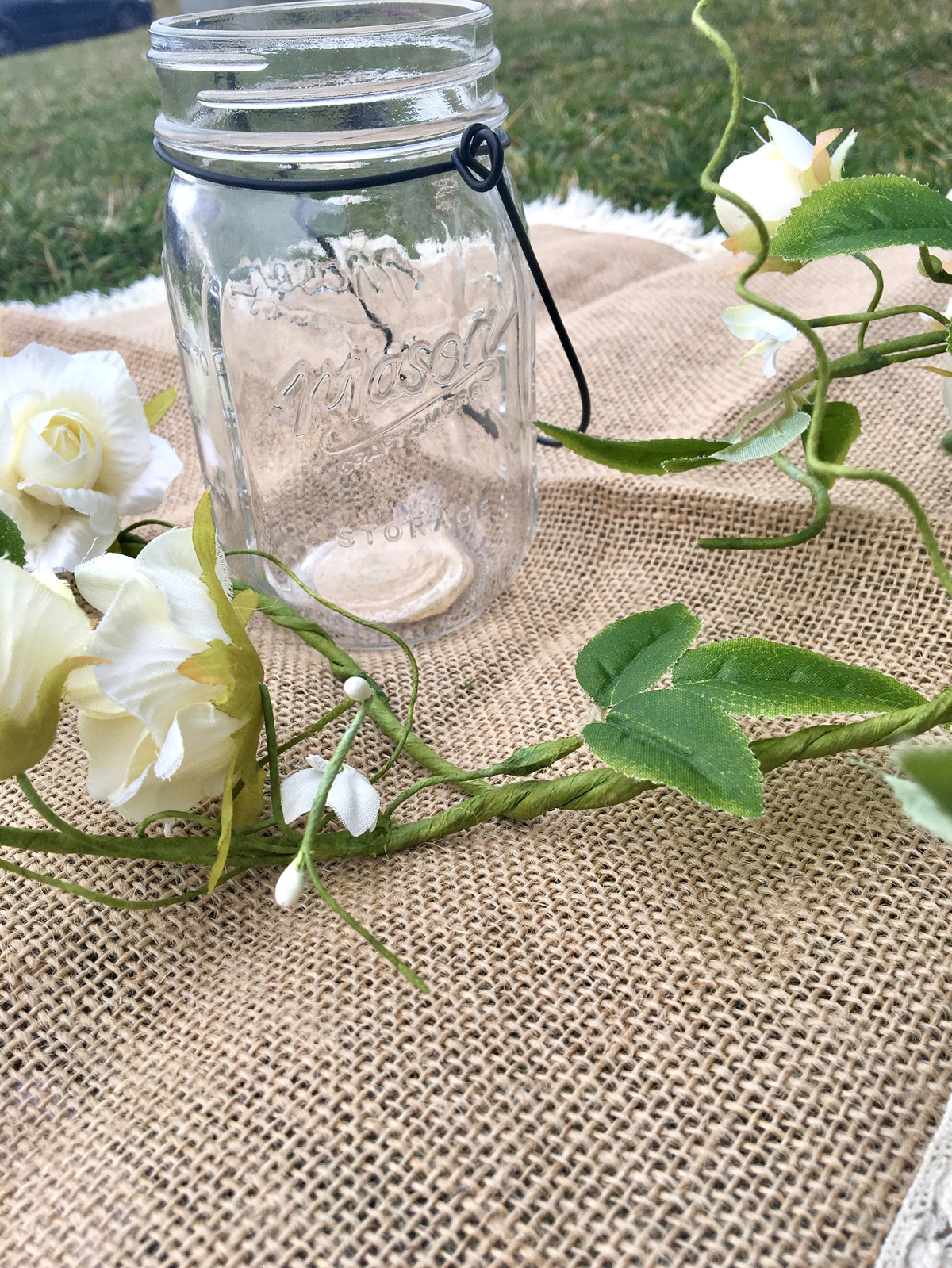Mise en scène champêtre avec roses du vase en verre mason jar