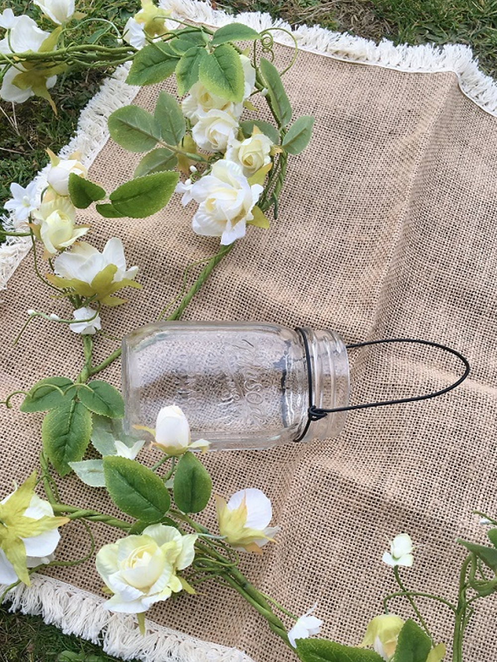 Mise en scène sur toile de jute du vase en verre mason jar
