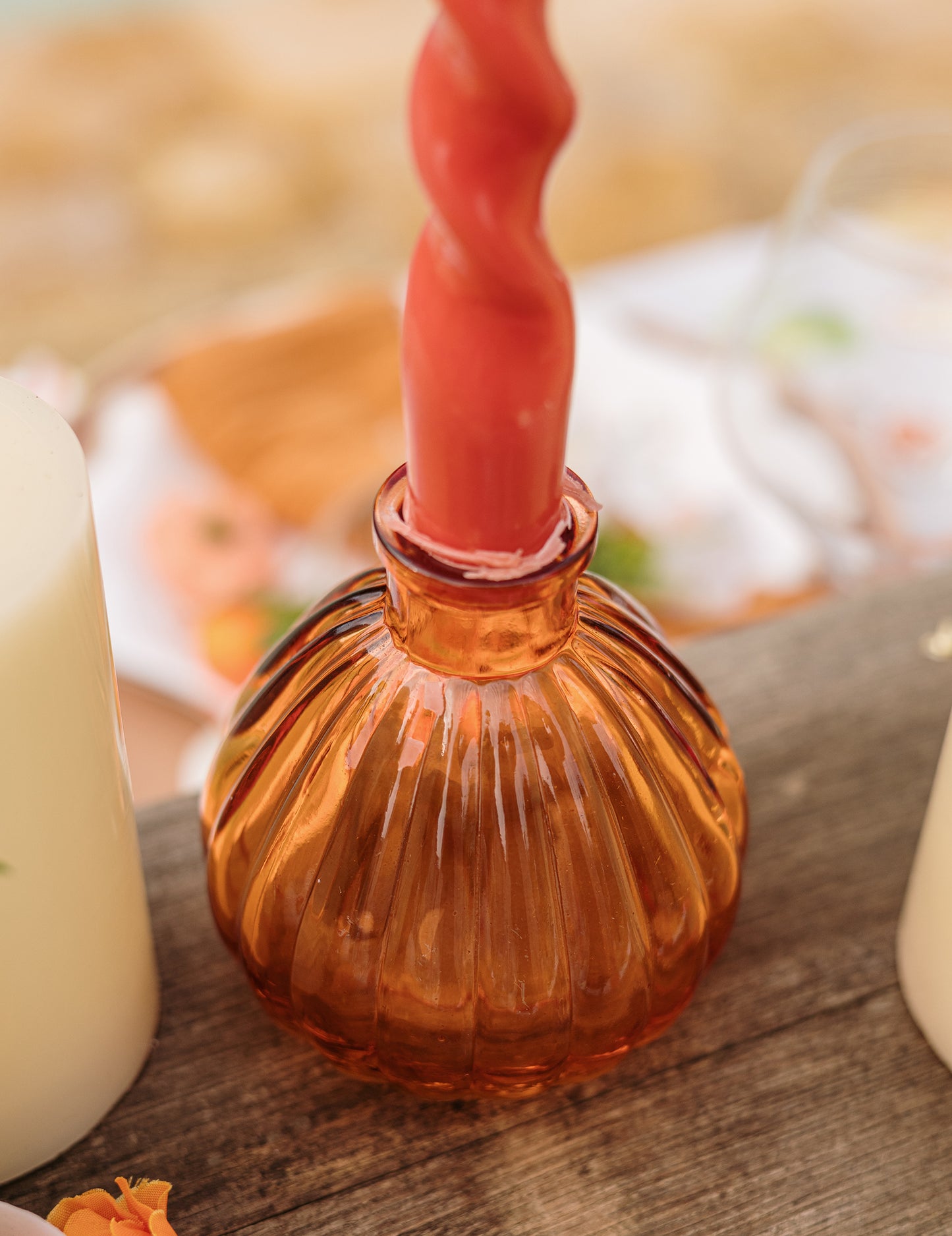 Vase en verre orange arrondi strié bohème