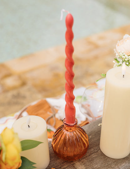 Vase en verre orange arrondi strié bohème