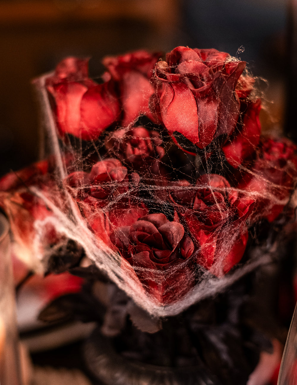 Gros plan sur les roses et la toile d'araignée du vase gothique avec roses et toiles d'araignée
