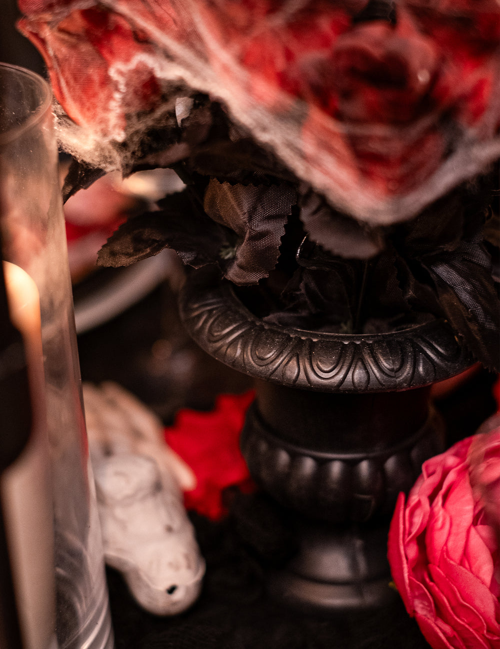 Gros plan sur le contenant du vase gothique avec roses et toiles d'araignée