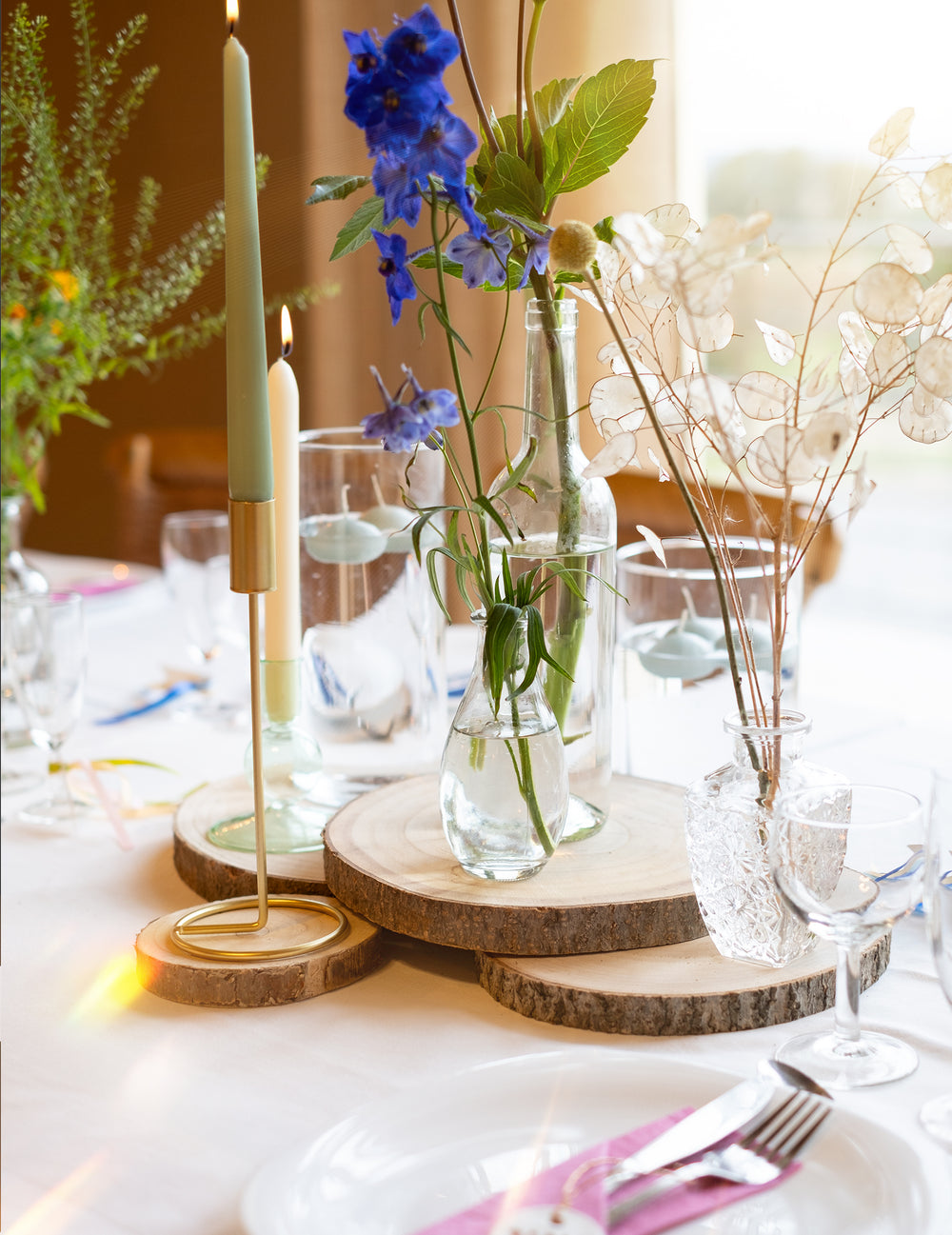 Mise en situation sur un centre de table du vase soliflore en verre pour décoration de table