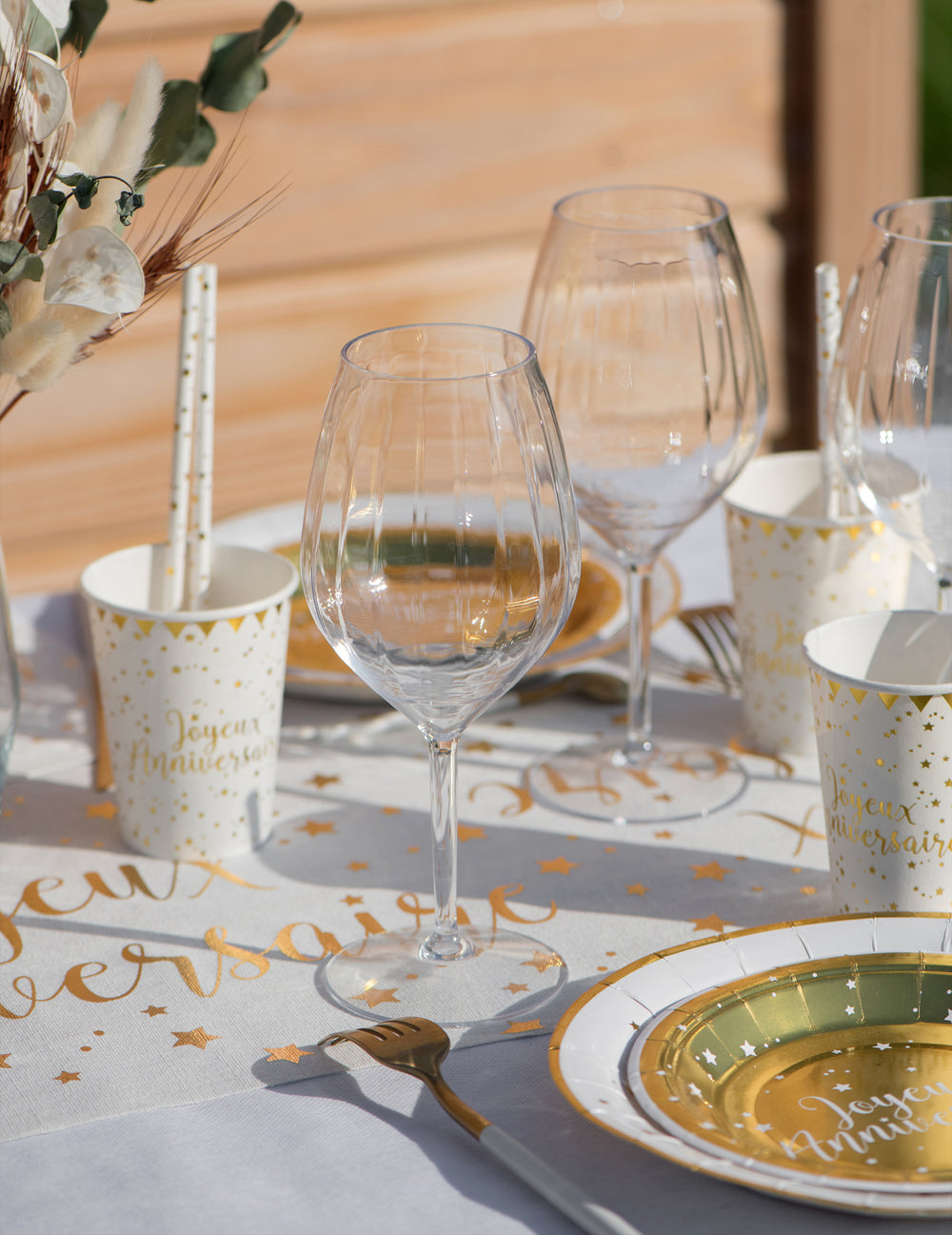 Gros plan sur une décoration de table d'anniversaire du verres à pied incassables pour réception