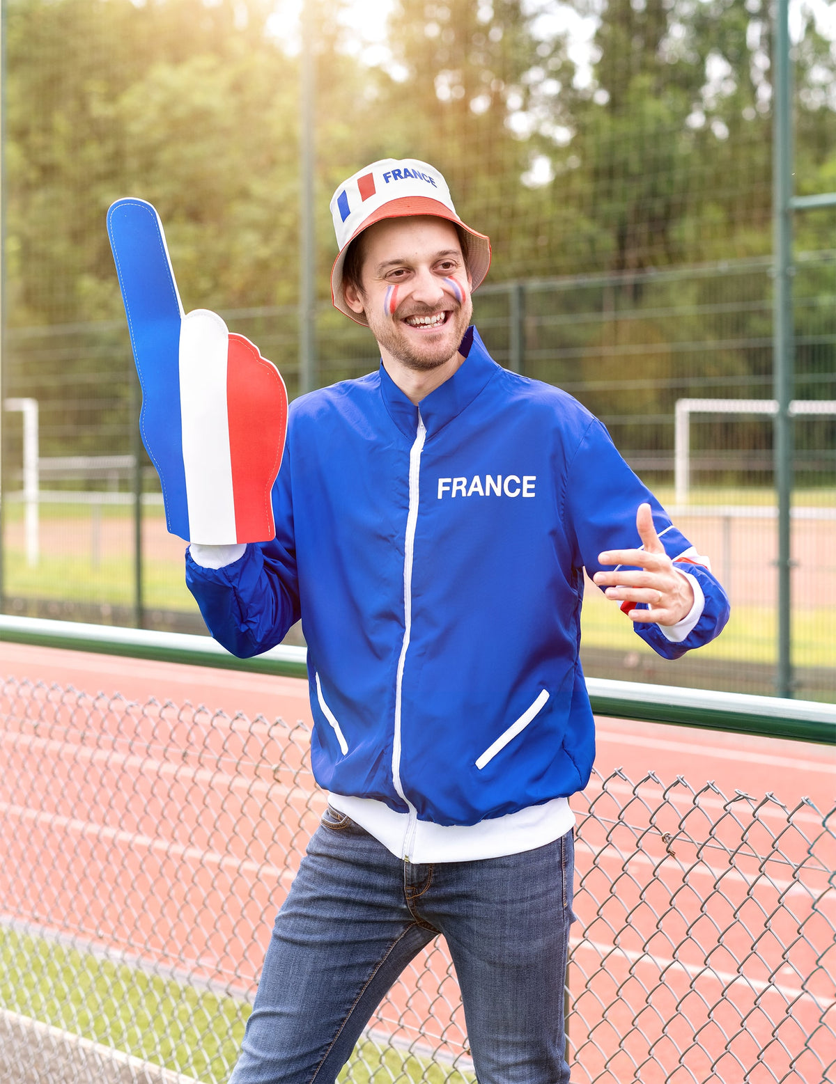 Mise en situation avec chapeau bob et maquillage de la veste supporter France