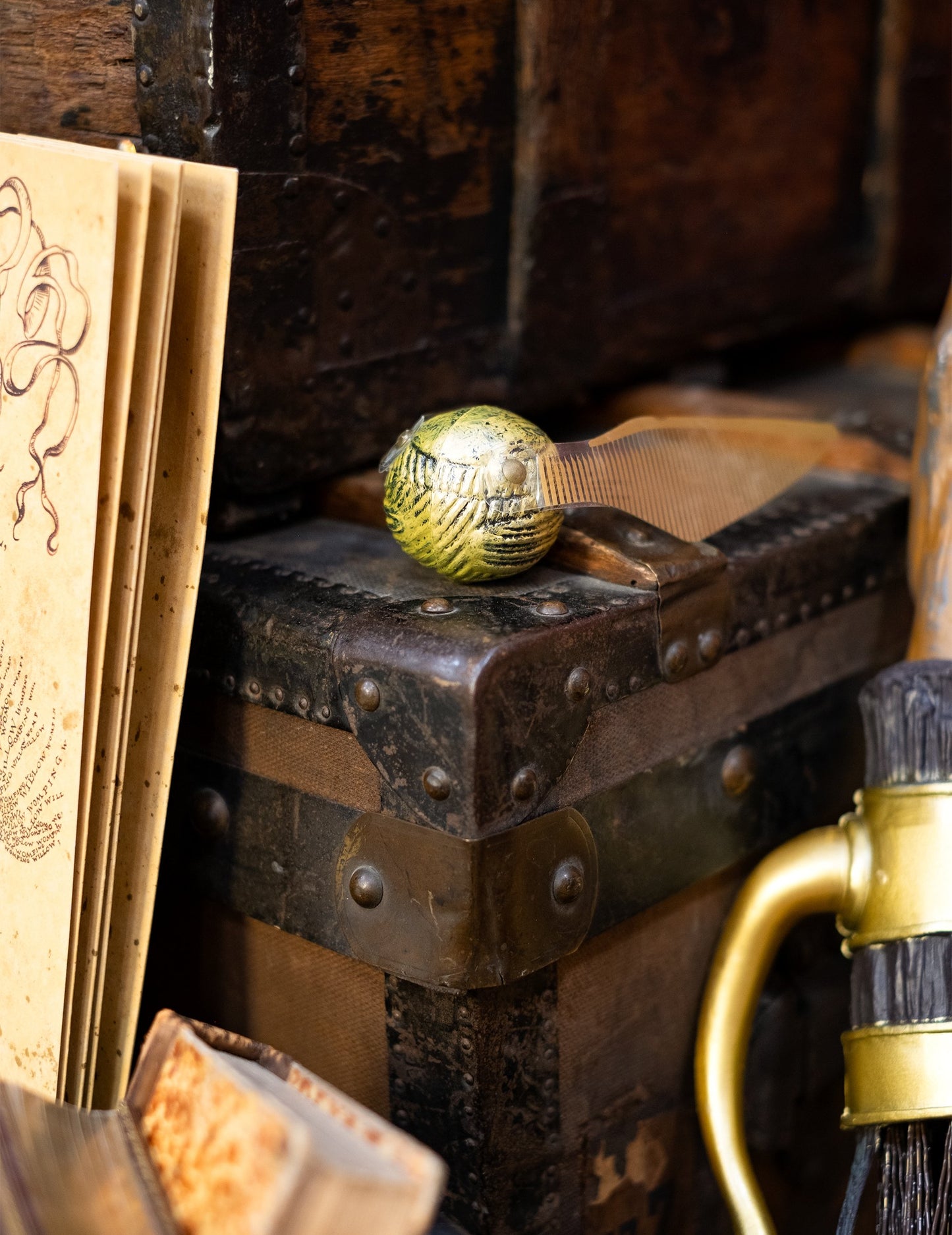 Postava na starom kovčegu Zlatnog zmaja Harry Potter